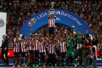 Los jugadores de Chivas de Guadalajara celebran en el estadio Omnilife tras consagrarse campeones del fútbol mexicano (Reuters/Fernando Carranza)