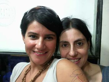 Alejandra junto a su amiga