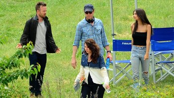 Aaron Paul junto a la