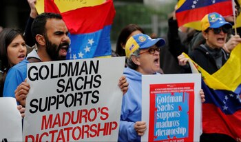 Manifestantes protestan contra los ejecutivos