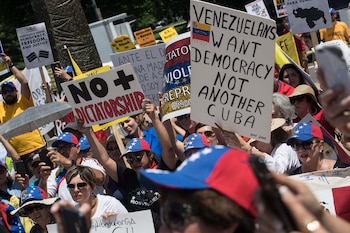 Manifestantes contrarios al régimen militar de Nicolás Maduro protestaron en las afuera de la sede de la OEA en Washington DC. (AFP)