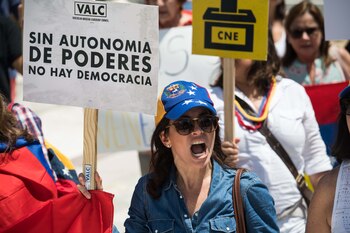 Una manifestante en las afueras de la sede de la OEA durante la sesión de este miércoles. (AFP)