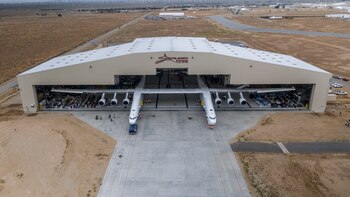El avión Stratolaunch sale del