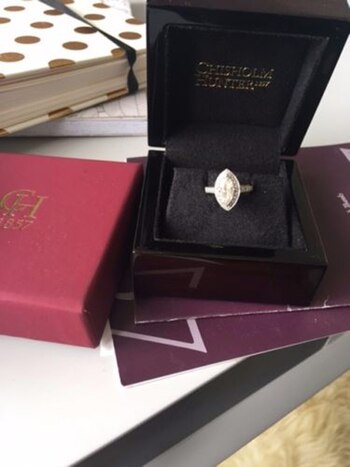 El anillo de compromiso, valuado