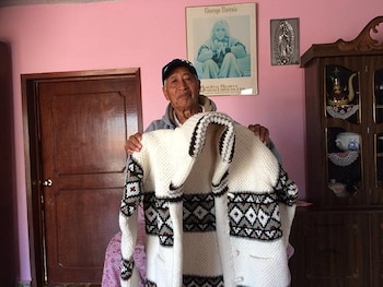 Juan Martínez con una réplica