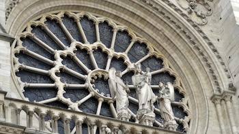 Uno de los rosetones (vitral),