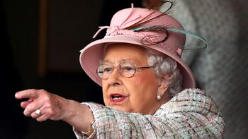 La reina Isabel II le