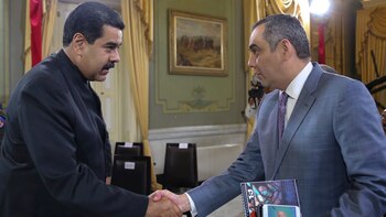 Nicolás Maduro saluda al presidente