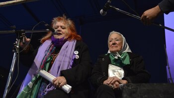 Liliana Daunes leyendo el documento