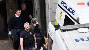 La policía escolta a una