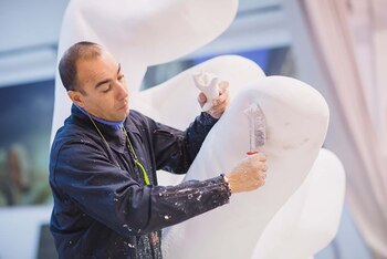 Lorenzo Quinn trabajando en su