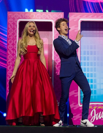Las súper estrellas digitales Juanpa Zurita y Lele Pons conductores del evento del año, lucieron una vestimenta sobria y canchera pero a su vez elegante para la ocasión