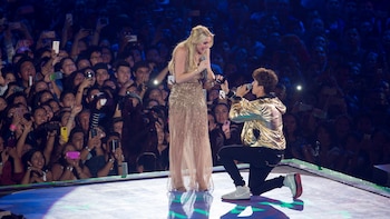 Lele Pons, entre emoción y llantos dio el sí con un vestido dorado en tul bordado, donde el brillo y la transparencia deslumbraron a los espectadores, sorprendidos por la gran noticia de matrimonio