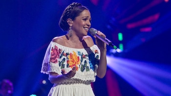 Natalia Lafourcade, quizás una de las más simples de la noche, lució un vestido blanco bordado tradicional que la diferenció del resto de las nominadas