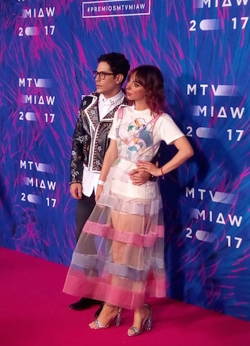 Christian Cha junto a Natalia Tellez, dos trasgresores en materia de vestimenta quienes plantearon un estilo más vintage. El con un look total black y cuero mientra que ella optó por la superposición de prendas