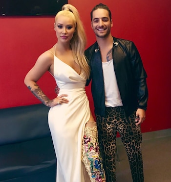 La despampanante Iggy Azalea con la estrella de la noche Maluma, quien se presentó con un polémico chupin de animal print con una chaqueta de cuero
