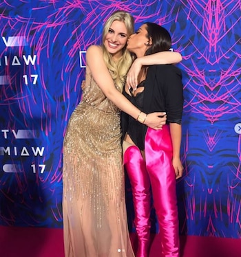 Lele Pons, la conductora del evento junto a Anitta en la Pink Carpet MTV MIAW 2017, dos estilos diferentes: elegancia, sensualidad y rudeza en los looks de estas dos celebridades