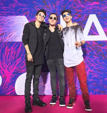 Mario, Juan Carlos y Daniel Bautista, mostraron un estilo casual y canchero acorde a su edad. Tres personalidades referentes del mundo millennials optaron por chupines y zapatillas dándole un look sporty
