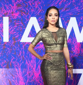Mane, de Acapulco Shore, optó por un modelo streech de dos piezas en tonalidades metalizadas acompañado con brazaletes y maxi aros dorados