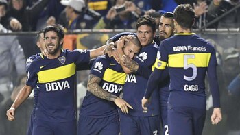 Los jugadores festejan ante su