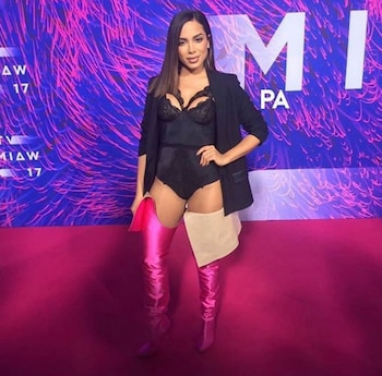 Anitta sin dudas una de las más sensuales de la noche, encendió la alfombra roja con un body negro lencero y una botas XL metalizadas que contrastan mostrando un estilo sexy y atrevido