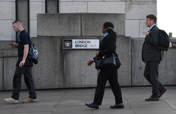 Trabajadores caminan por el London