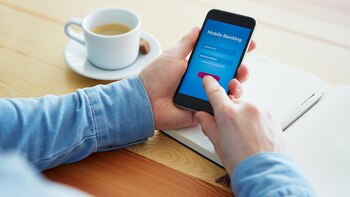 Uno de los consejos es emplear el dedo índice para otorgarle descanso al pulgar (iStock)