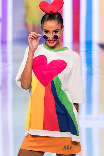 Remeron multicolor estampado y falda de lycra naranja. El detalle del desfile fueron las vinchas en forma de corazón