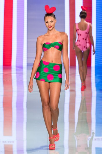 Tendencia polka dots en los trajes de baño. Bikini de strapless y falda