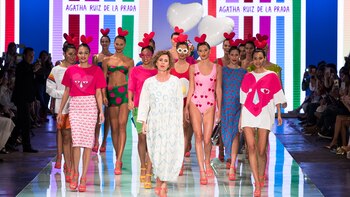 Saludo y pasada final de Agatha Ruiz De La Prada