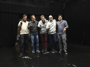 Rafael Spregelburd, junto al elenco de la película “Unidad XV” de Martín Desalvo