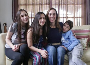 María Eugenia junto a sus hijos Camila (16), María José (14) y Pedro (9)