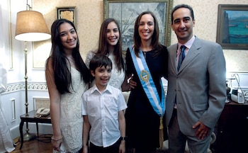 María Eugenia, Rodrigo Tagliaferro y sus tres hijos el día de la asunción