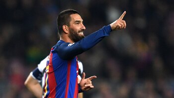 El turco Arda Turan protagonizó un escandaloso incidente en un avión (Getty Images)