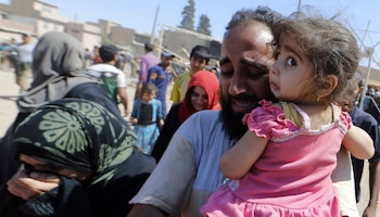 Iraquíes evacúan sus hogares en