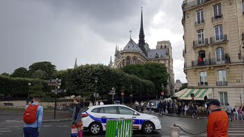 La catedral de Notre Dame, ubicada en pleno centro de París, es uno de los lugares más visitados en Europa, con 13 millones de visitantes por año (@Jonathan_RTfr)