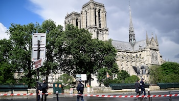 El atacante, herido, yacía en el suelo frente a la catedral, uno de los lugares más turísticos de la capital francesa (AFP)
