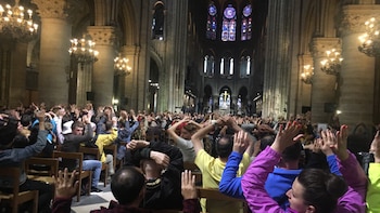 El interior de la catedral en el momento del ataque (@nancysoderberg)