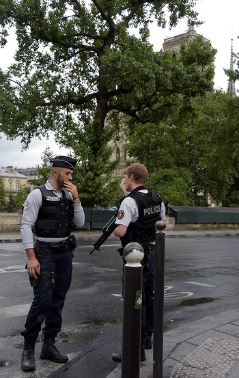 Dos efectivos conversan sobre los pasos a seguir (AFP)