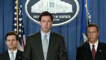 El entonces fiscal James Comey dando