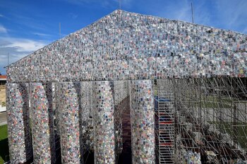 El partenón de Minujín mide