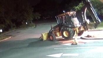 El delincuente usó la excavadora