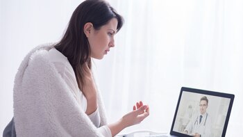 Mediante una videollamada, se puede