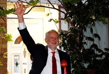 Jeremy Corbyn saliendo de su