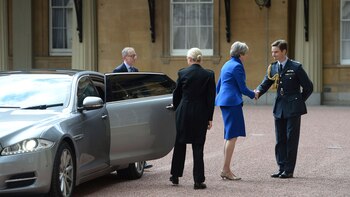 Theresa May ingresa al palacio