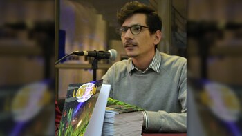 Solá es un activo militante