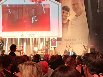 (@TKStiftung) La camiseta fue subastada en el evento de Colonia