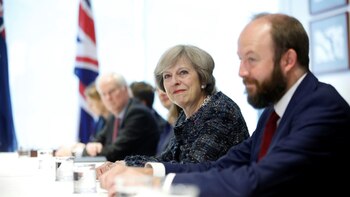 Timothy junto a May (Reuters)