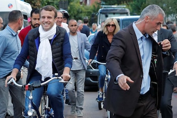 Macron, en bicicleta junto a