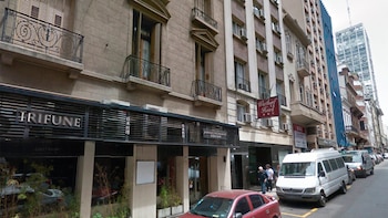 El frente del Hotel Waldorf,